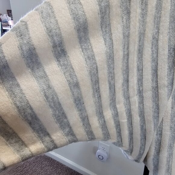 Kerisma sweater in size small with ribbed sleeves bat like wings - Picture 4 of 11